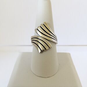 Vintage 925 Sterling Silver Modernist Bypass Wide Band Ribbed Fan Ring Size 8.5